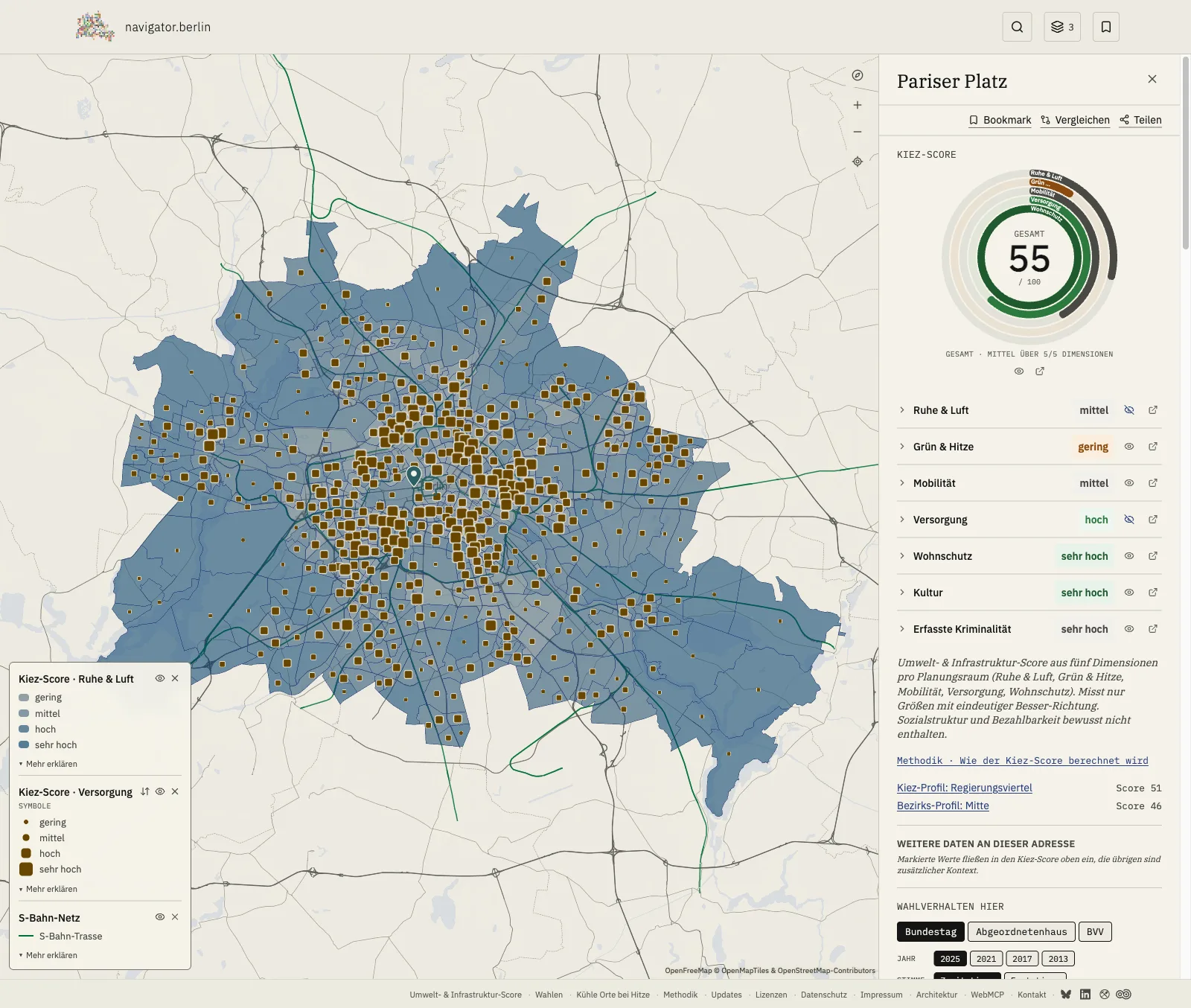 navigator.berlin: Berlin map with the quiet-and-air score as an area layer, the amenities score as size symbols, the S-Bahn network, and the inspector open for Pariser Platz
